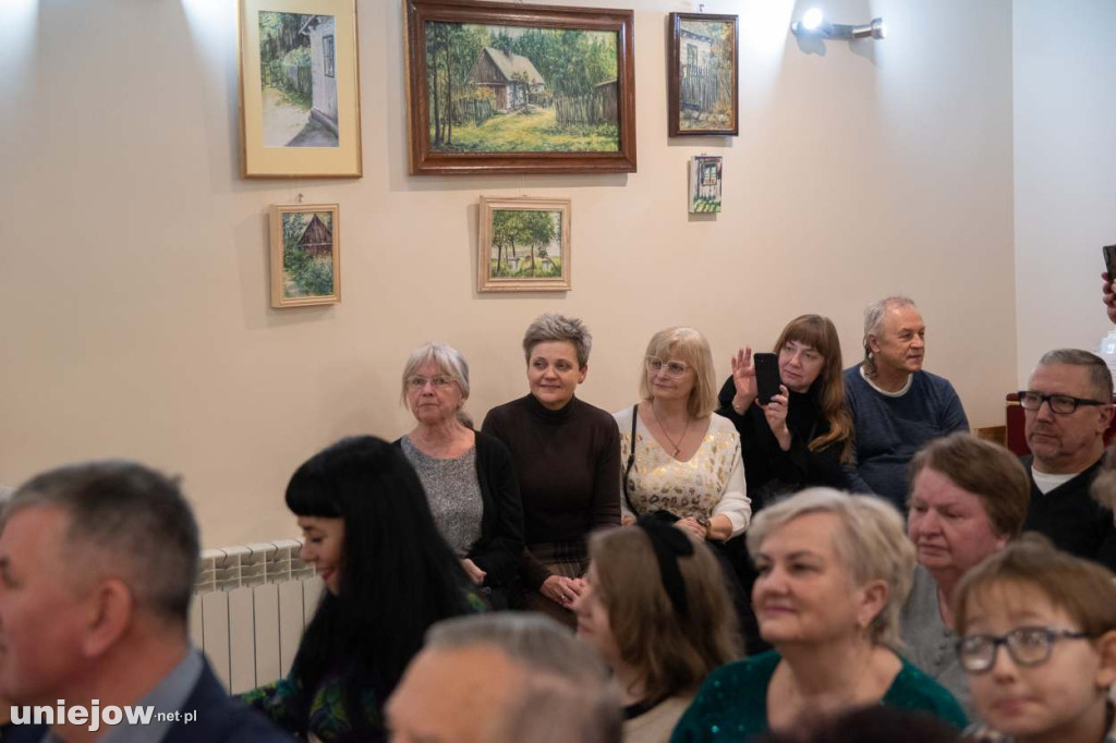 Relacja z wernisażu obrazów Lidii Zaradzkiej