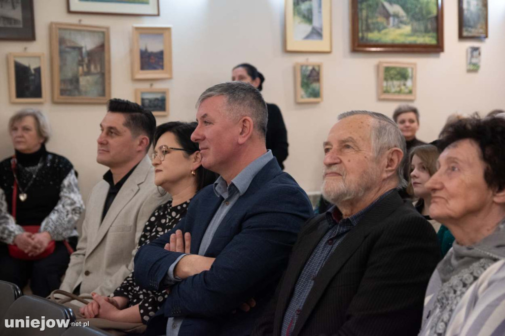 Relacja z wernisażu obrazów Lidii Zaradzkiej