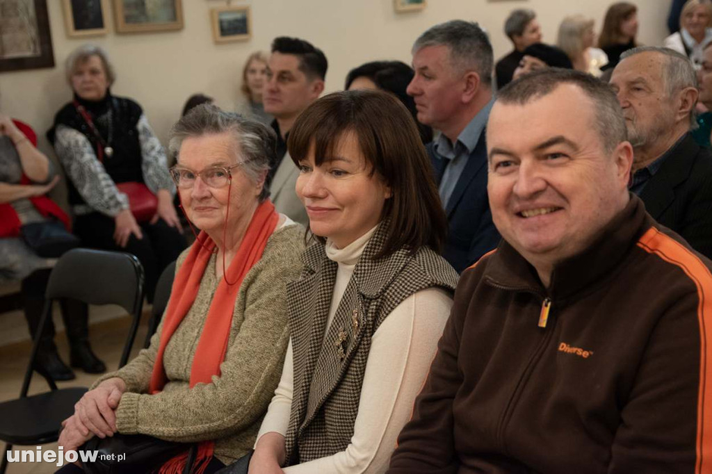 Relacja z wernisażu obrazów Lidii Zaradzkiej