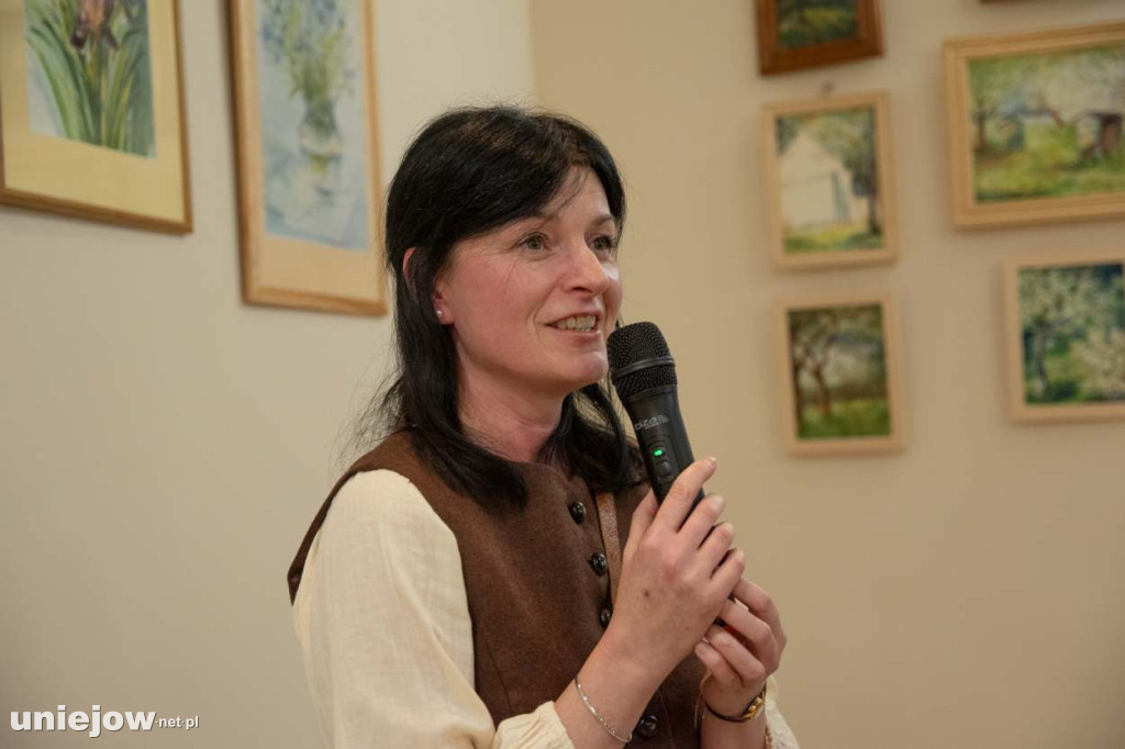 Relacja z wernisażu obrazów Lidii Zaradzkiej