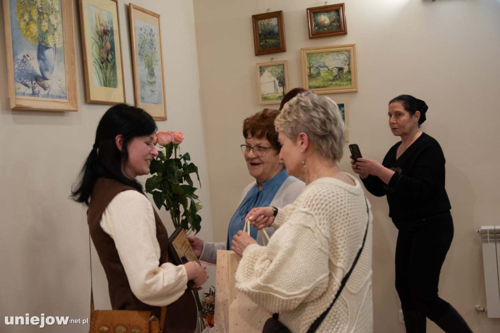 Relacja z wernisażu obrazów Lidii Zaradzkiej