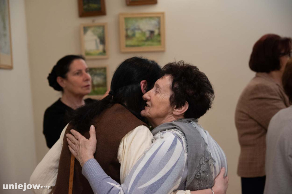 Relacja z wernisażu obrazów Lidii Zaradzkiej