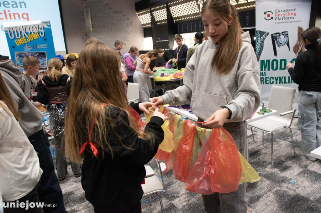 Moda na recykling. W Spycimierzu powstawały wyjątkowe kreacje