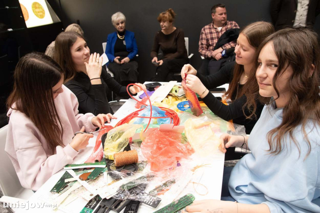 Moda na recykling. W Spycimierzu powstawały wyjątkowe kreacje