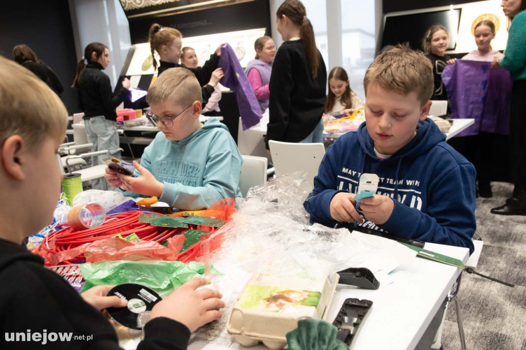 Moda na recykling. W Spycimierzu powstawały wyjątkowe kreacje