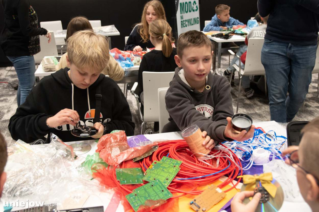 Moda na recykling. W Spycimierzu powstawały wyjątkowe kreacje