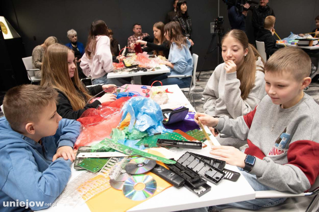 Moda na recykling. W Spycimierzu powstawały wyjątkowe kreacje