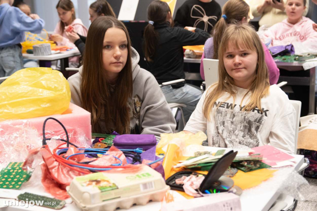 Moda na recykling. W Spycimierzu powstawały wyjątkowe kreacje