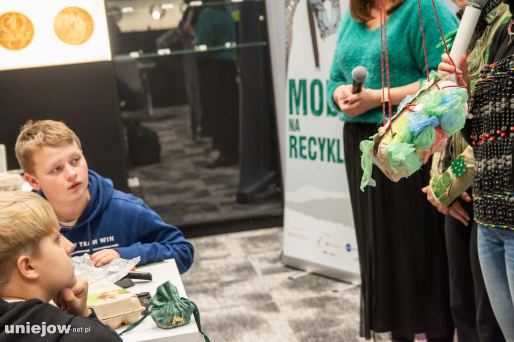 Moda na recykling. W Spycimierzu powstawały wyjątkowe kreacje