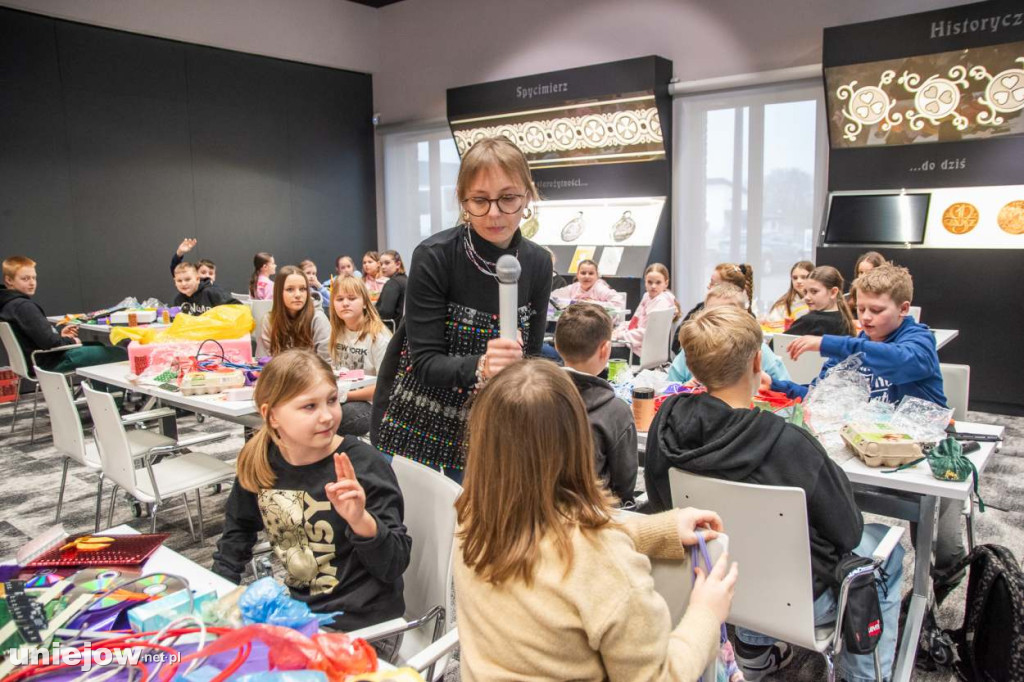 Moda na recykling. W Spycimierzu powstawały wyjątkowe kreacje