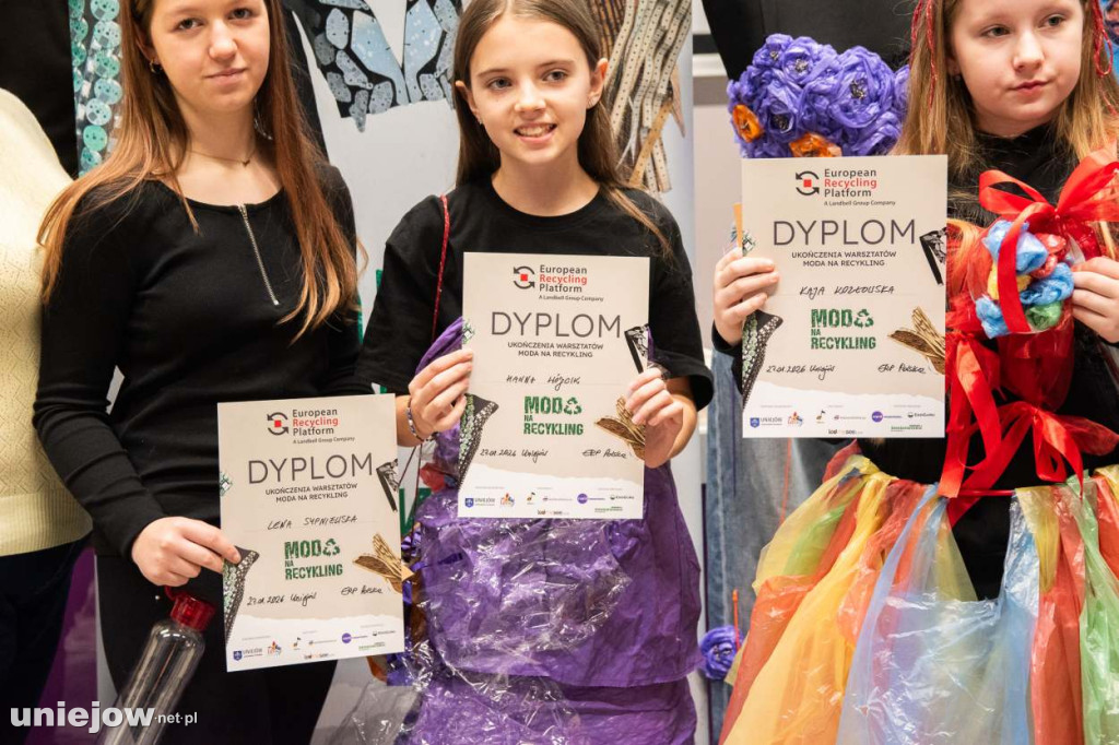 Moda na recykling. W Spycimierzu powstawały wyjątkowe kreacje