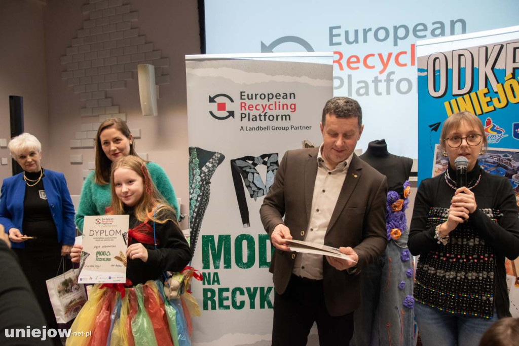 Moda na recykling. W Spycimierzu powstawały wyjątkowe kreacje