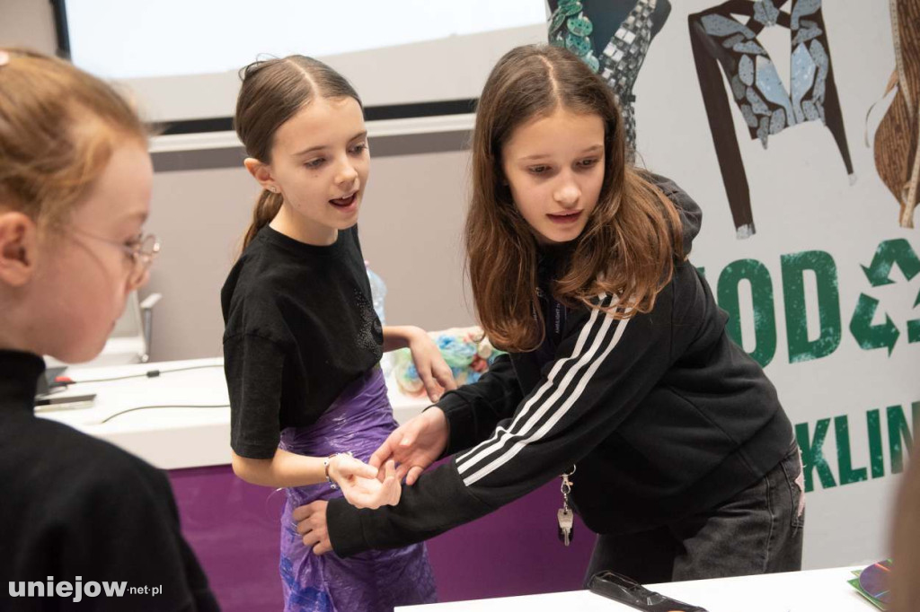 Moda na recykling. W Spycimierzu powstawały wyjątkowe kreacje