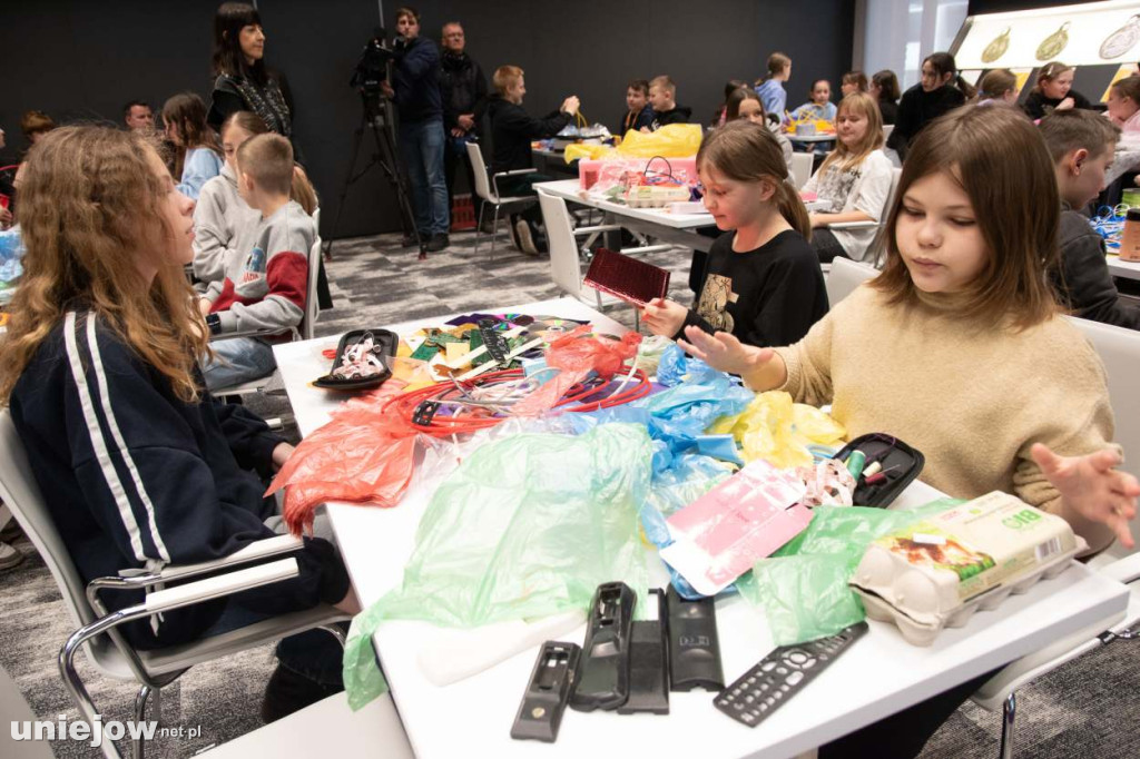 Moda na recykling. W Spycimierzu powstawały wyjątkowe kreacje