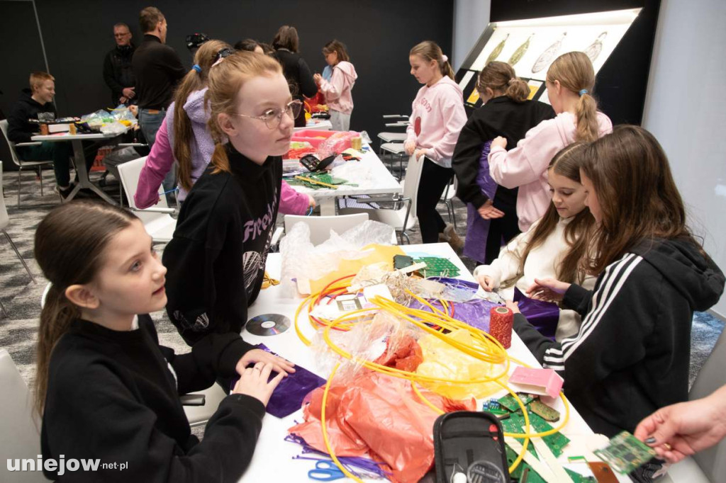 Moda na recykling. W Spycimierzu powstawały wyjątkowe kreacje