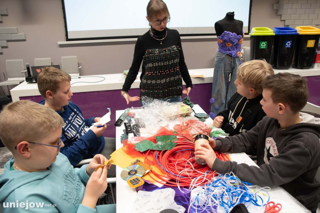 Moda na recykling. W Spycimierzu powstawały wyjątkowe kreacje