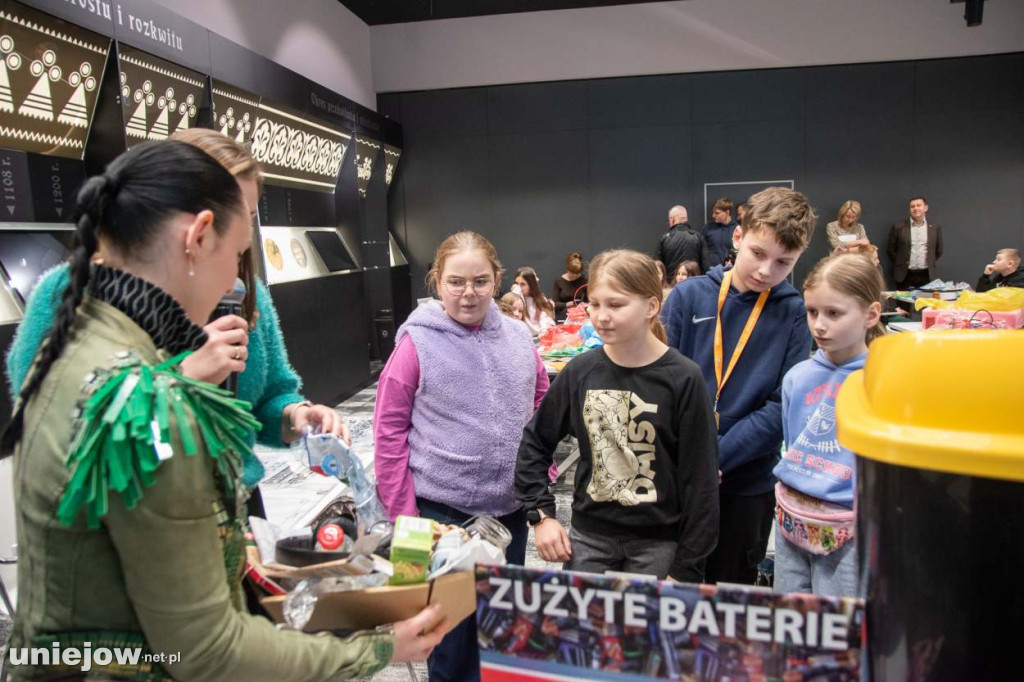 Moda na recykling. W Spycimierzu powstawały wyjątkowe kreacje