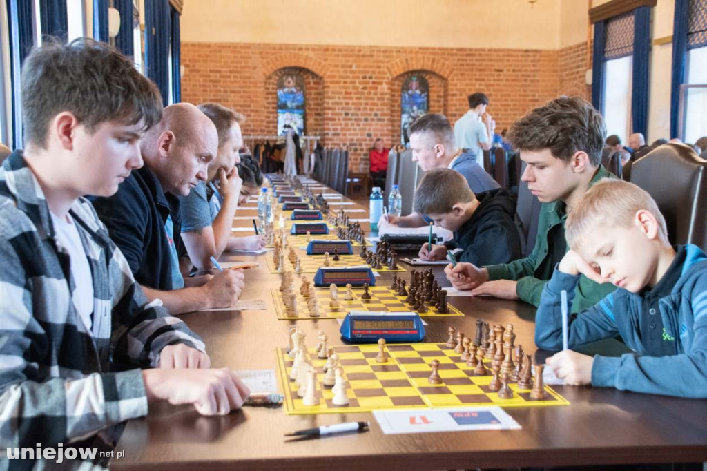 Szachowi mistrzowie rywalizują w Uniejowie o Puchar Burmistrza