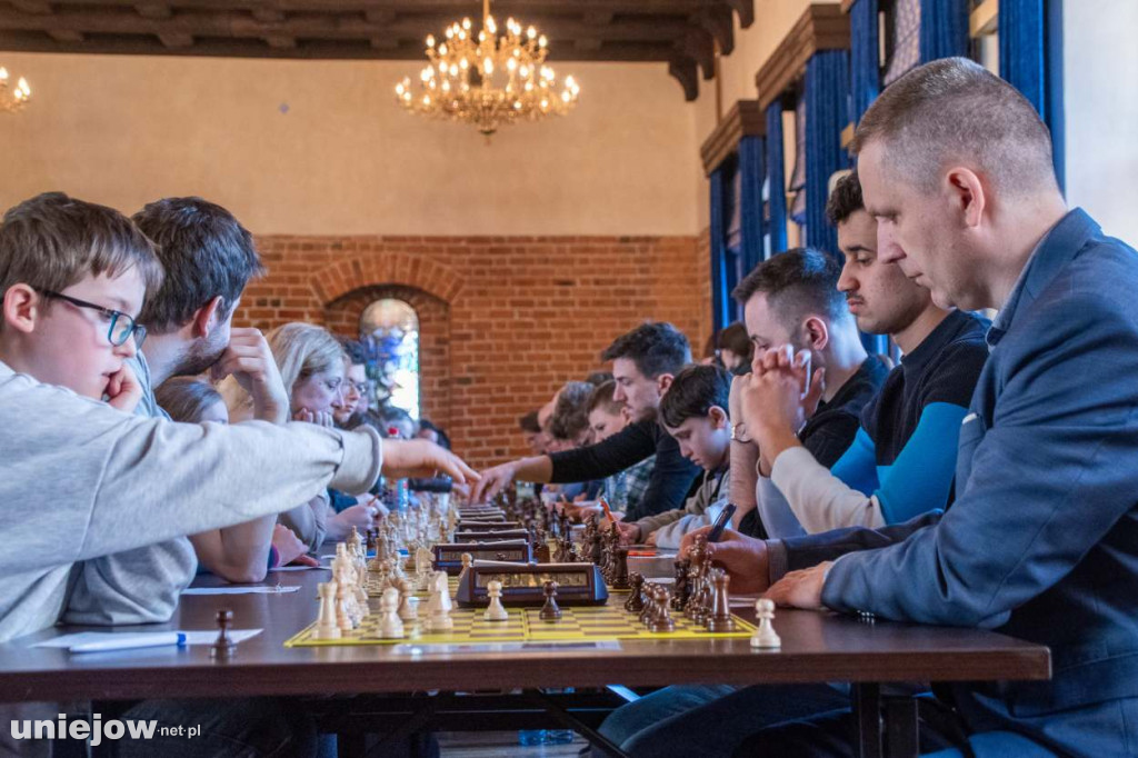 Szachowi mistrzowie rywalizują w Uniejowie o Puchar Burmistrza