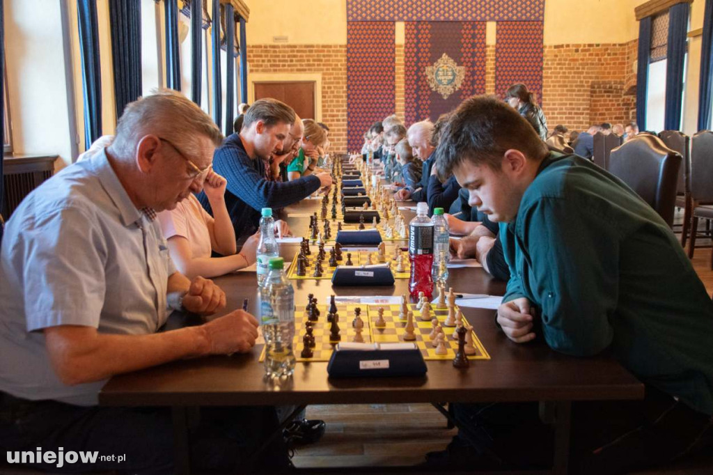 Szachowi mistrzowie rywalizują w Uniejowie o Puchar Burmistrza