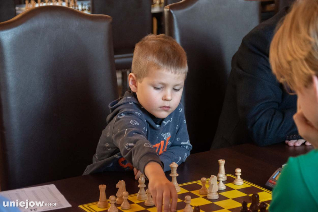 Szachowi mistrzowie rywalizują w Uniejowie o Puchar Burmistrza