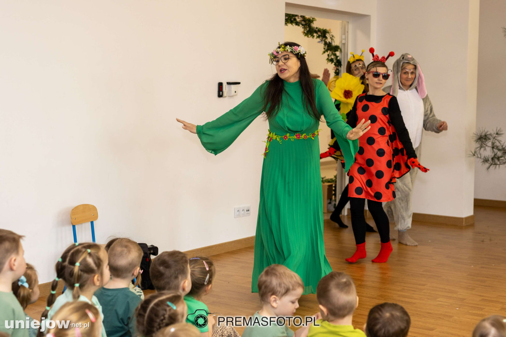 Wiosenne przedstawienie w uniejowskim przedszkolu
