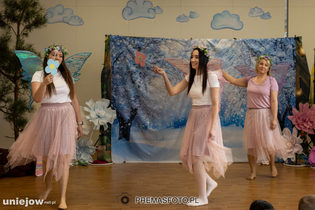 Wiosenne przedstawienie w uniejowskim przedszkolu