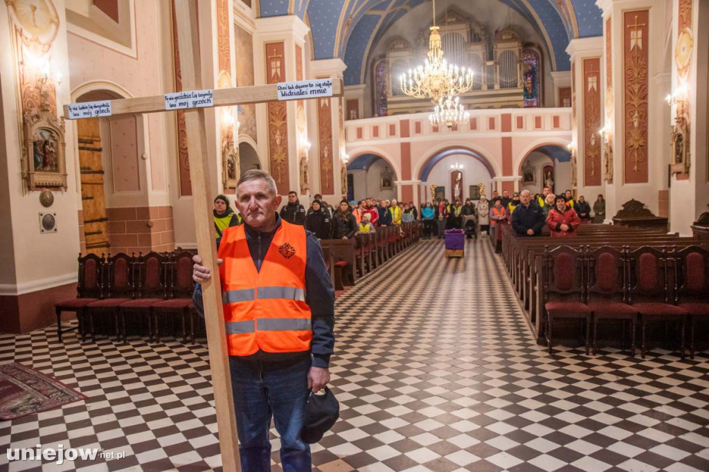 Nocna Droga Krzyżowa w Uniejowie