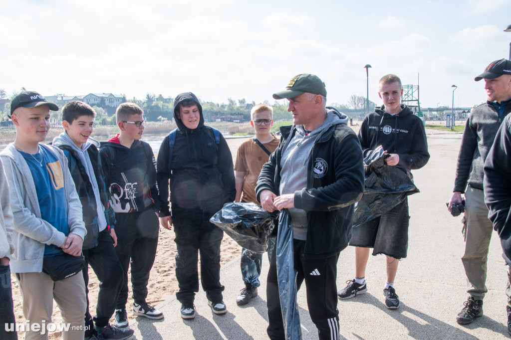 Sprzątanie brzegów Warty w Uniejowie