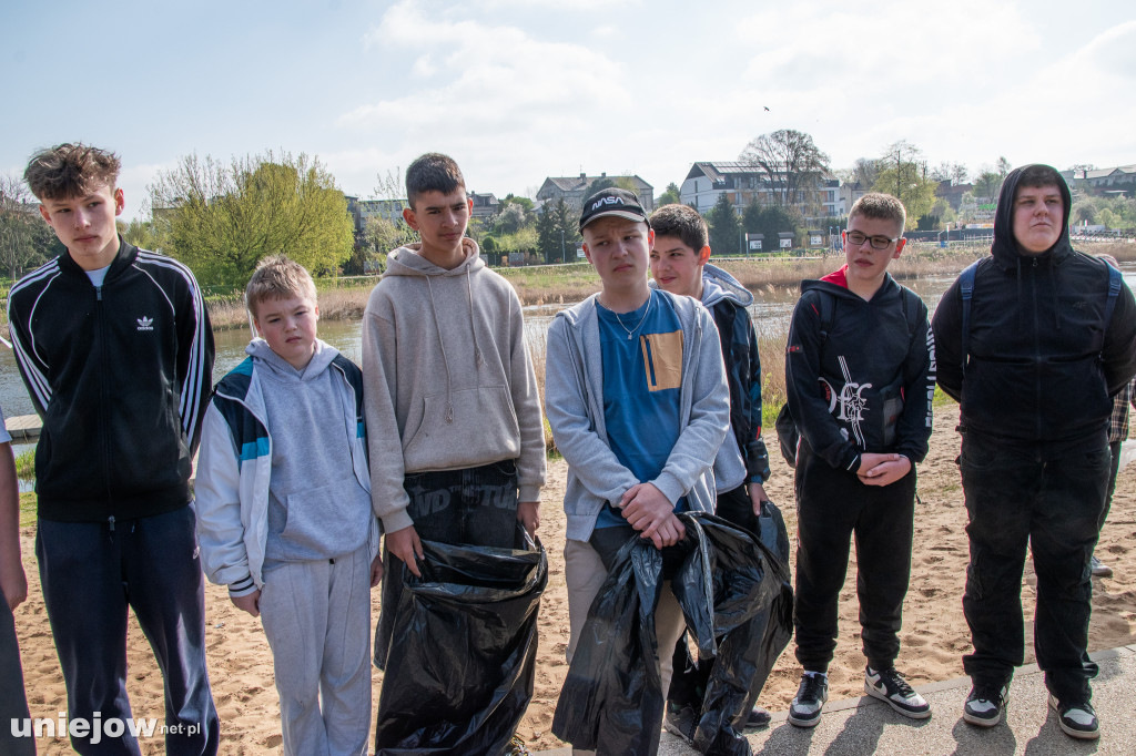 Sprzątanie brzegów Warty w Uniejowie