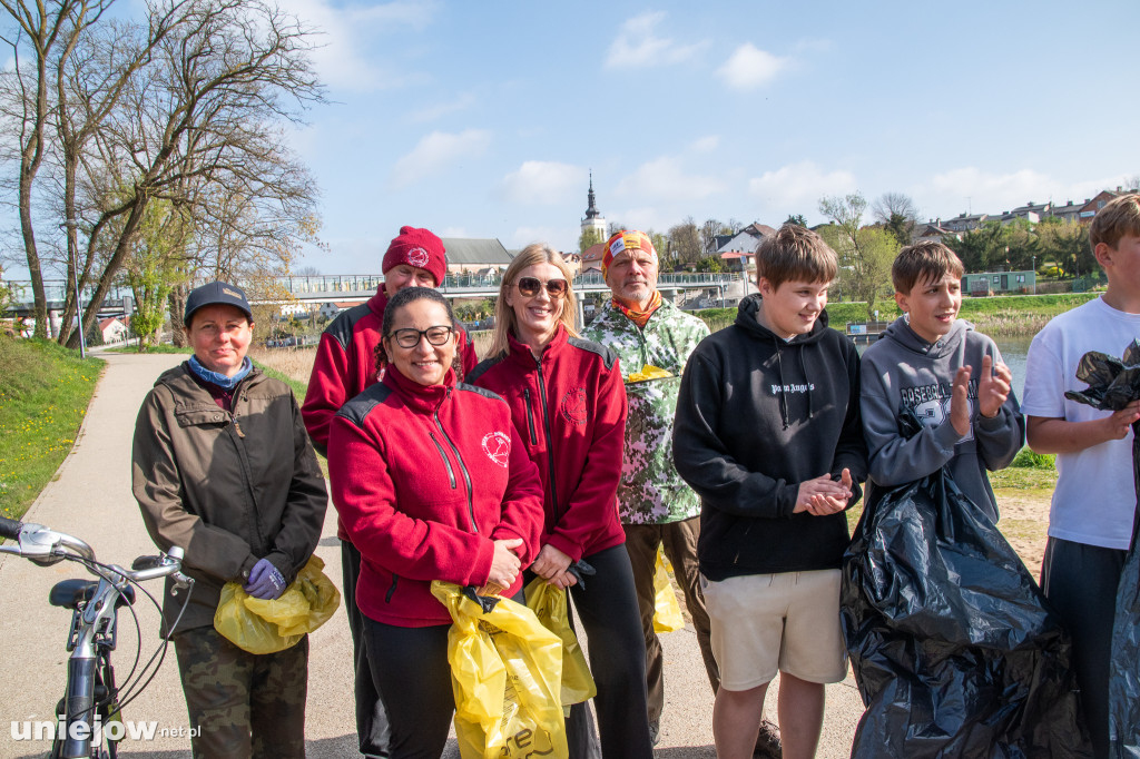 Sprzątanie brzegów Warty w Uniejowie