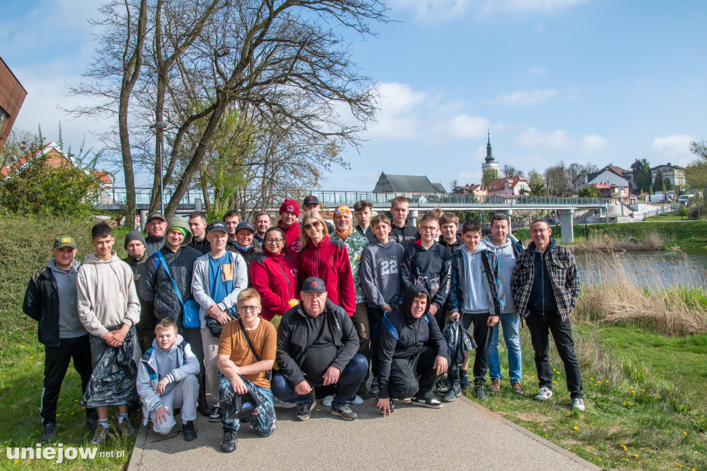 Sprzątanie brzegów Warty w Uniejowie