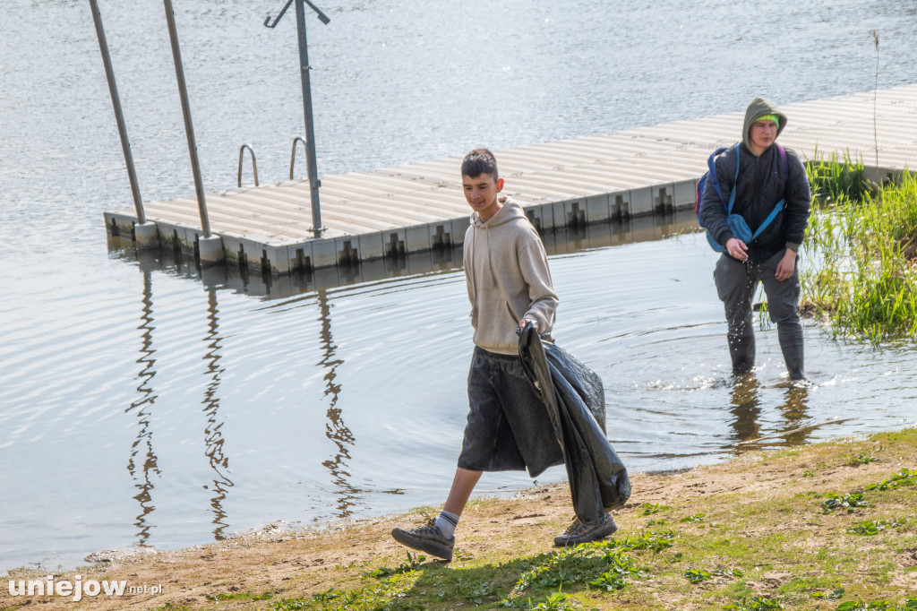 Sprzątanie brzegów Warty w Uniejowie