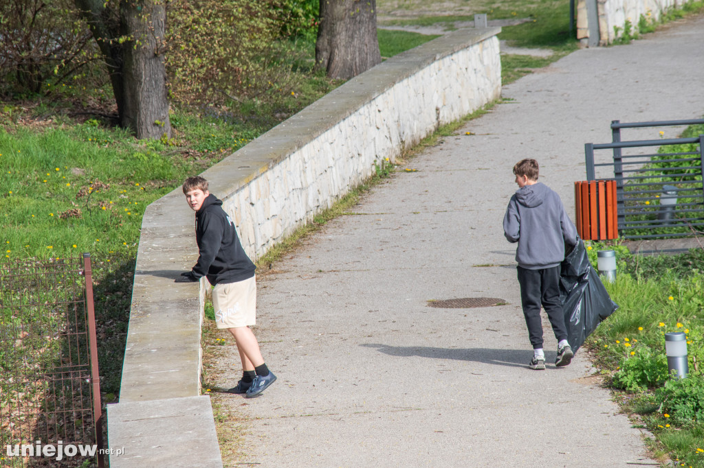 Sprzątanie brzegów Warty w Uniejowie