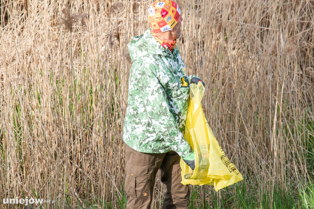 Sprzątanie brzegów Warty w Uniejowie