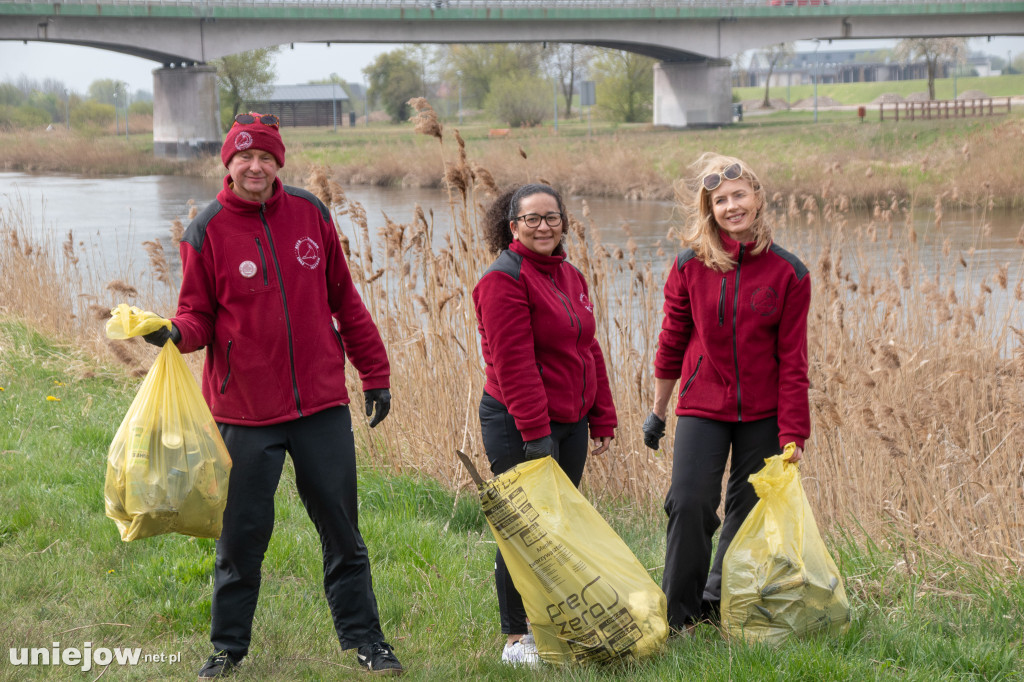 Sprzątanie brzegów Warty w Uniejowie