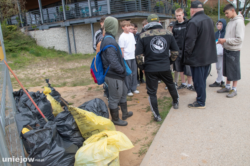 Sprzątanie brzegów Warty w Uniejowie