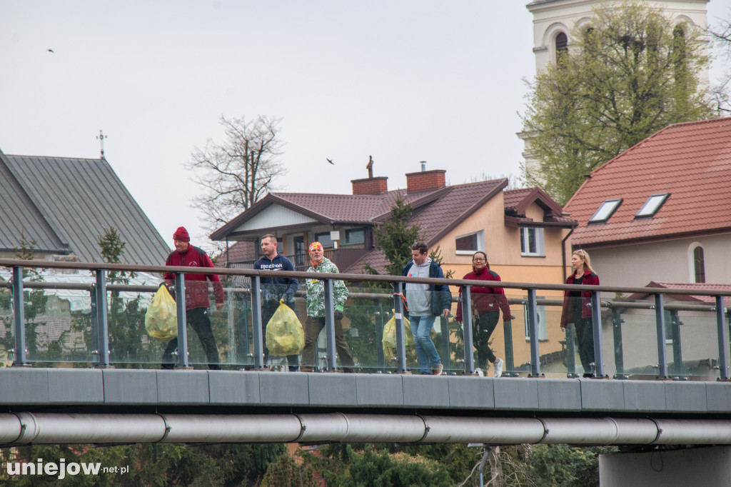 Sprzątanie brzegów Warty w Uniejowie