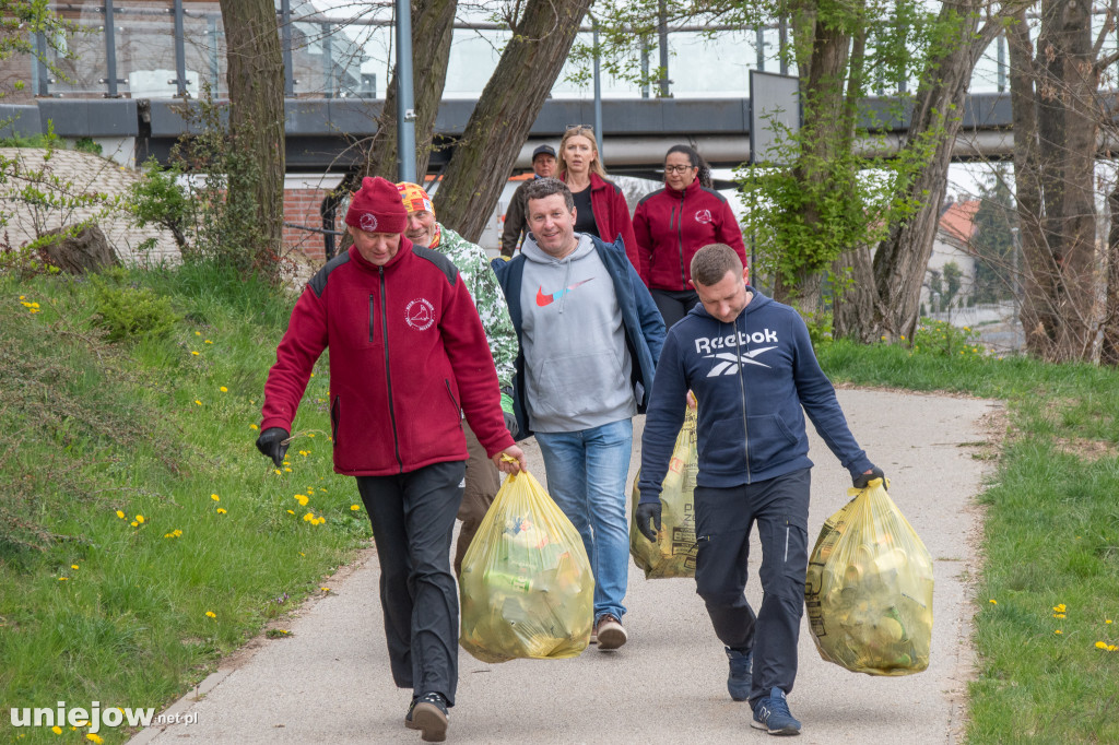 Sprzątanie brzegów Warty w Uniejowie