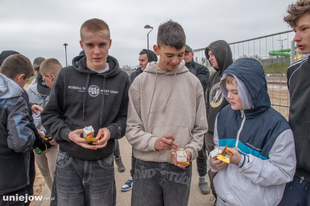 Sprzątanie brzegów Warty w Uniejowie