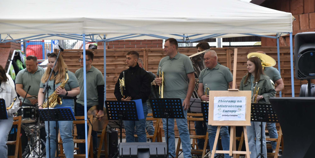 Band Uniejów zagrał koncert przy Termach