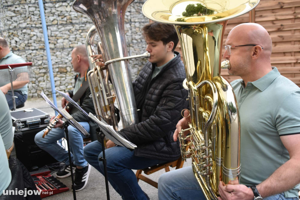 Band Uniejów zagrał koncert przy Termach