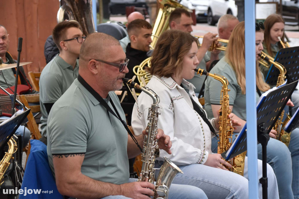 Band Uniejów zagrał koncert przy Termach