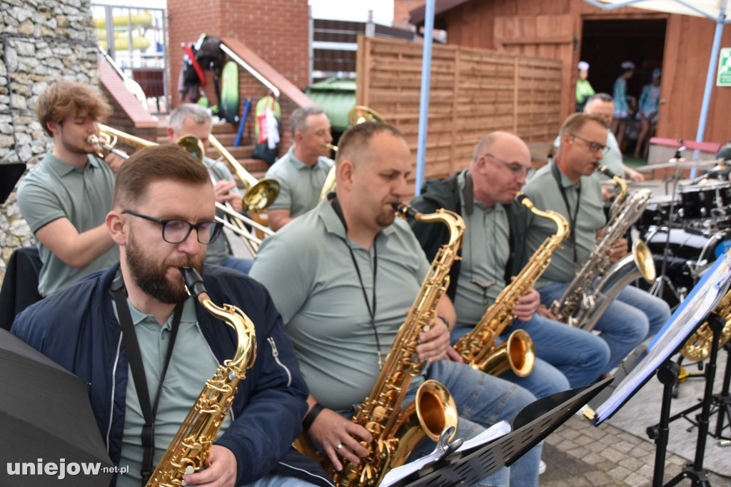 Band Uniejów zagrał koncert przy Termach