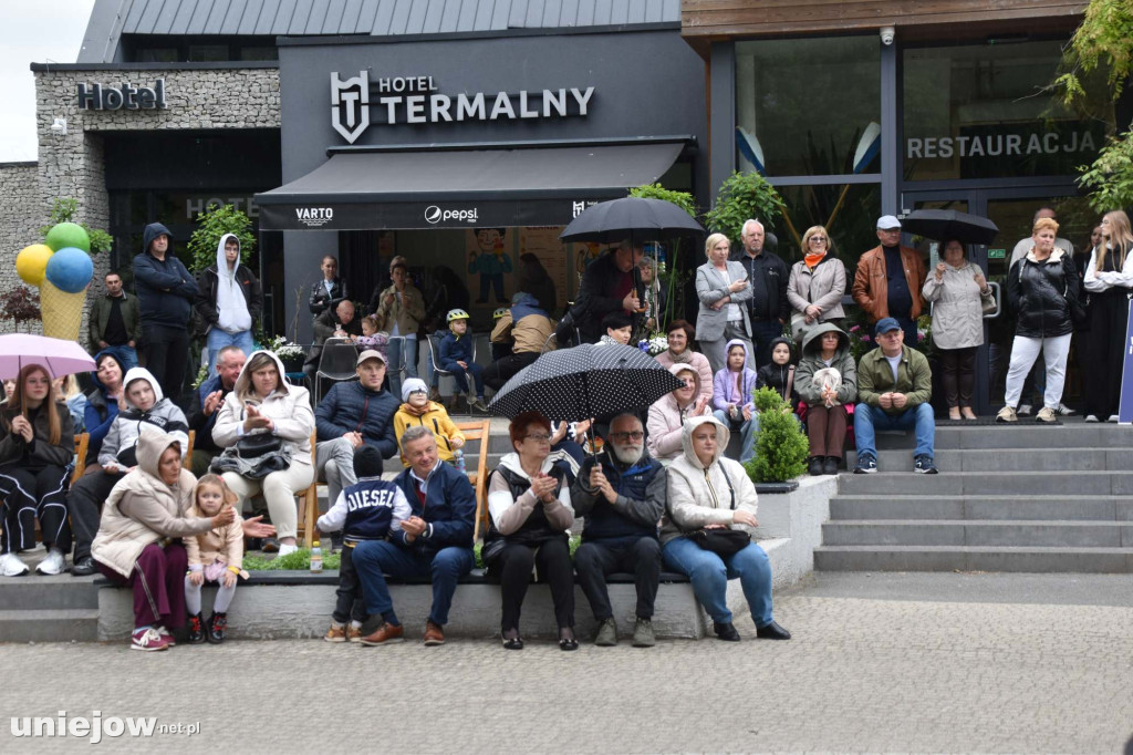 Band Uniejów zagrał koncert przy Termach
