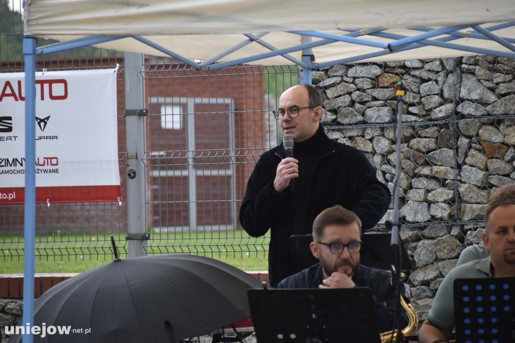 Band Uniejów zagrał koncert przy Termach