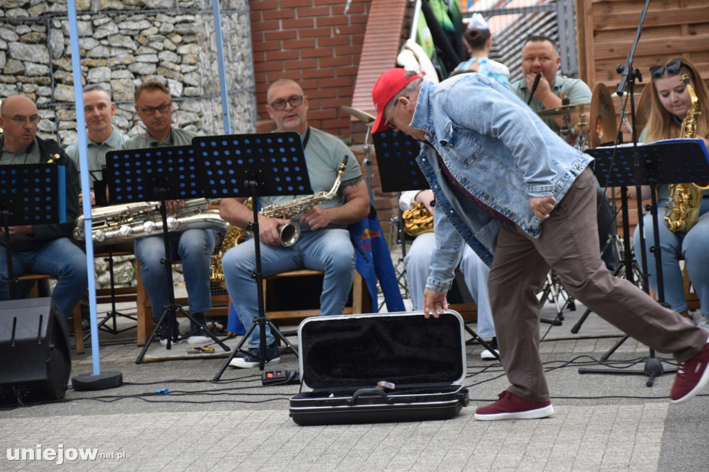 Band Uniejów zagrał koncert przy Termach