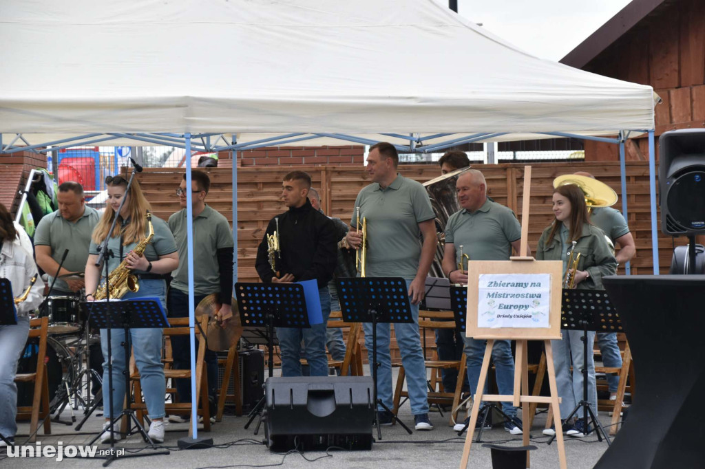 Band Uniejów zagrał koncert przy Termach