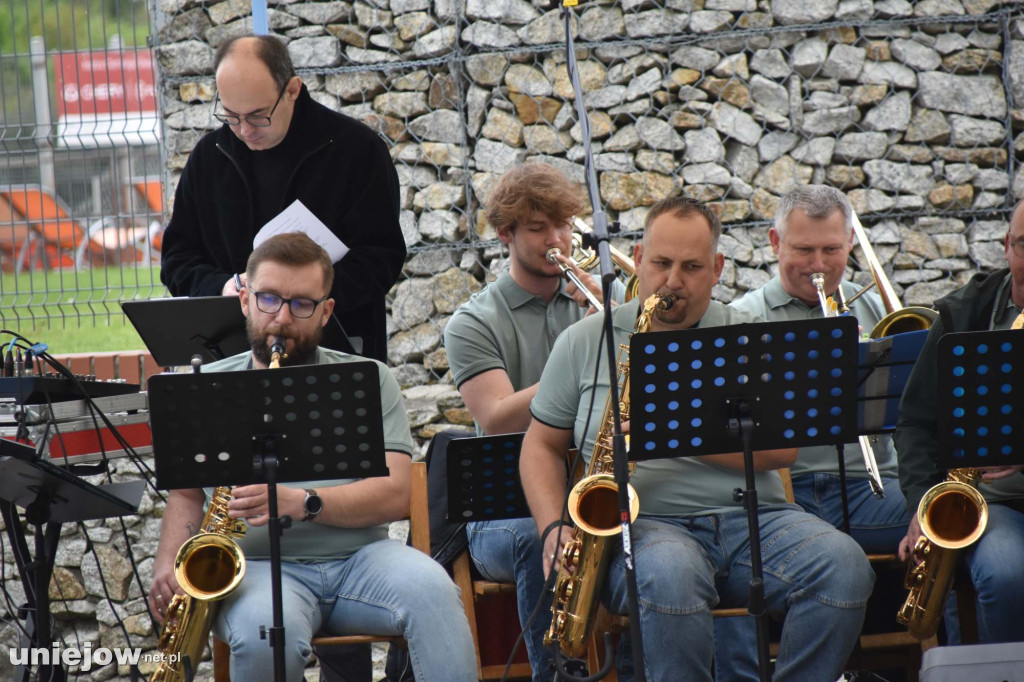 Band Uniejów zagrał koncert przy Termach
