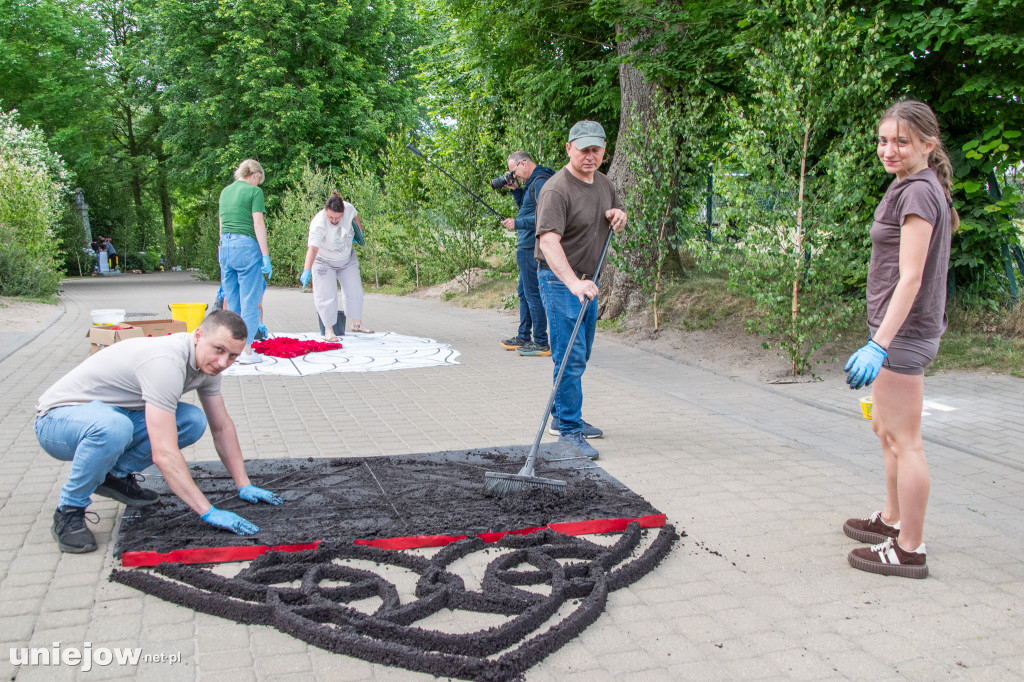 W Spycimierzu powstają słynne kwiatowe dywany